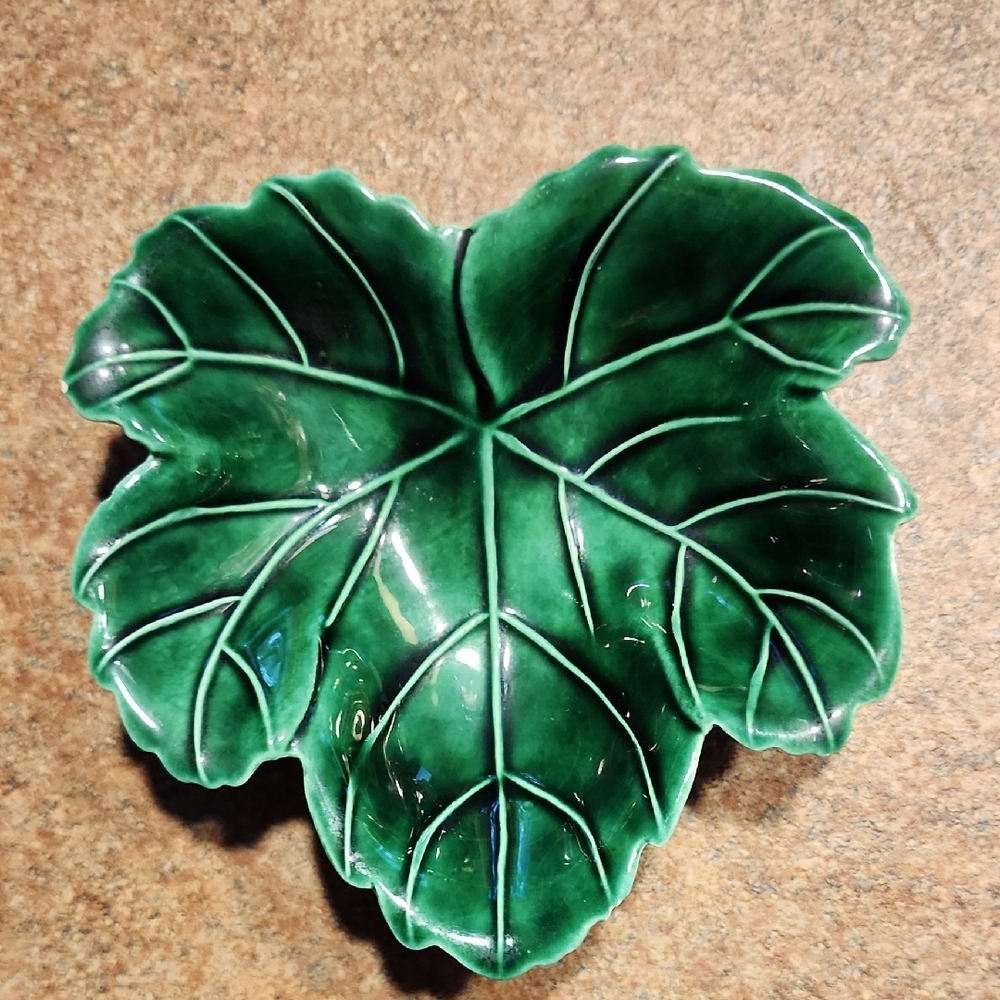 Green Leaf-Shaped Ceramic Dish